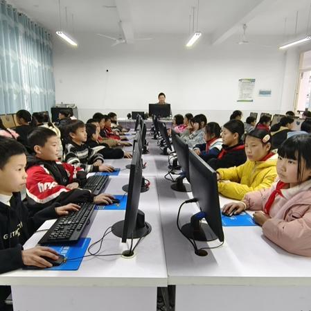 Hur gav Sun Haiqing från Jiangsu Jutian möjlighet till utbildning i hemstaden via datordonationer?